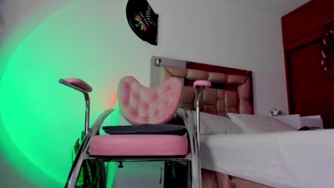 Snapshot of misslucye_robbie chatting on December 15, 2024, 2:30 am Lucye Robbie online show from December 15, 2024, 2:30 am