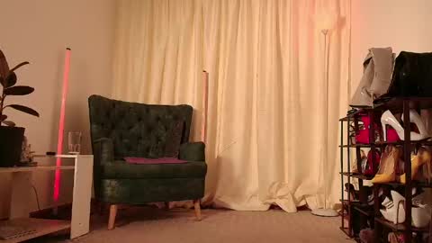 Snapshot of missmabelle_ chatting on June 3, 2026, 1:52 am Im Valentina online show from June 3, 2026, 1:52 am