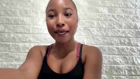 missmarimac online show from March 11, 2026, 4:02 pm