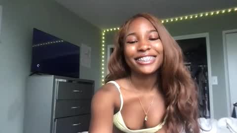 Snapshot of missmarimac chatting on May 25, 2026, 2:56 pm missmarimac online show from May 25, 2026, 2:56 pm