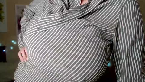 Snapshot of missmelons_ chatting on January 5, 2025, 6:24 pm Li online show from January 5, 2025, 6:24 pm