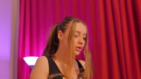 Snapshot of missqueenlust chatting on March 11, 2025, 6:21 am missqueenlust online show from March 11, 2025, 6:21 am