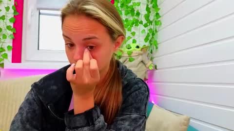 . online show from September 21, 2025, 6:26 am