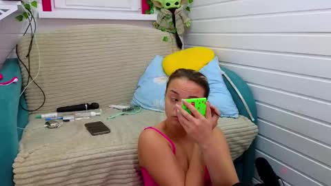 . online show from November 7, 2025, 6:46 am