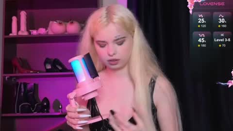 Snapshot of missslola chatting on December 6, 2024, 2:17 pm Misss Lola Angel online show from December 6, 2024, 2:17 pm