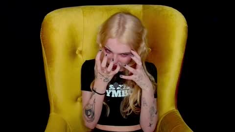 Snapshot of missslola chatting on September 15, 2025, 2:28 pm Misss Lola Angel online show from September 15, 2025, 2:28 pm