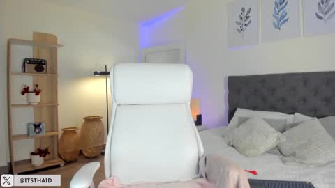 Fernanda Davila online show from February 12, 2025, 11:30 pm