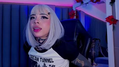 Snapshot of misstomie_ chatting on February 21, 2025, 9:54 pm Tomiehelp me get to 100 thumbs up online show from February 21, 2025, 9:54 pm