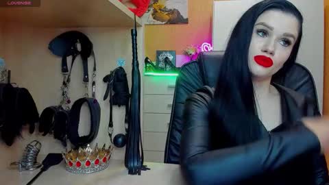 Snapshot of mistress_kristi chatting on May 13, 2026, 7:33 pm Mistress Kristi online show from May 13, 2026, 7:33 pm
