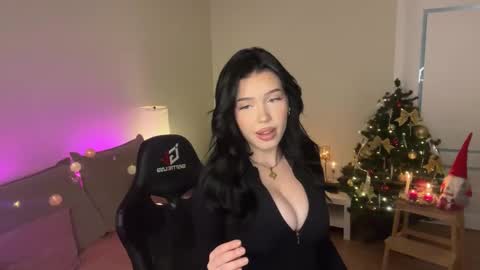 Mia online show from December 20, 2025, 7:54 pm