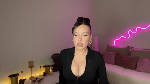 Snapshot of mistress_of_hearts chatting on May 18, 2026, 7:09 pm Mia online show from May 18, 2026, 7:09 pm