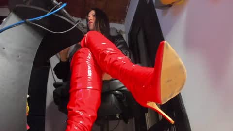 Snapshot of mistressanna_ chatting on June 18, 2026, 12:00 am Mistress Anna Alves online show from June 18, 2026, 12:00 am