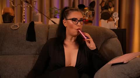 Snapshot of mistresskellykent chatting on October 3, 2025, 11:57 pm Mistress Kelly online show from October 3, 2025, 11:57 pm