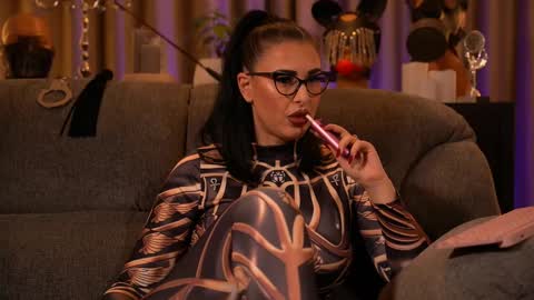 Snapshot of mistresskellykent chatting on October 20, 2025, 11:49 pm Mistress Kelly online show from October 20, 2025, 11:49 pm