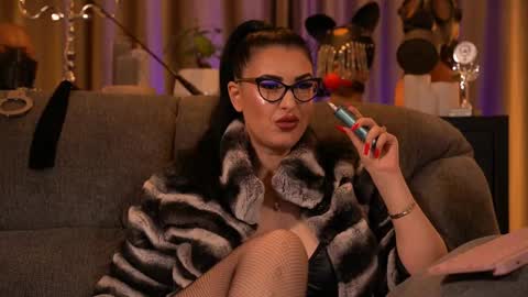 Snapshot of mistresskellykent chatting on November 8, 2025, 12:44 am Mistress Kelly online show from November 8, 2025, 12:44 am