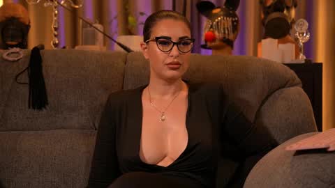 Snapshot of mistresskellykent chatting on November 23, 2025, 12:10 am Mistress Kelly online show from November 23, 2025, 12:10 am