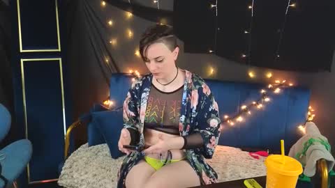 Snapshot of mistressquynnxo chatting on October 7, 2025, 8:17 pm Mistress Quynn online show from October 7, 2025, 8:17 pm