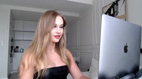 mistressuniverse online show from July 15, 2026, 11:15 am