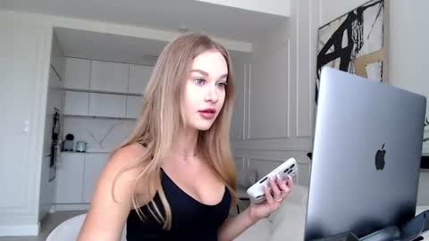 mistressuniverse online show from July 27, 2026, 7:48 am