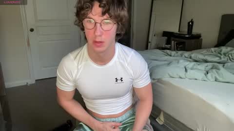 Snapshot of mizzo001 chatting on December 17, 2025, 12:33 pm Leo online show from December 17, 2025, 12:33 pm