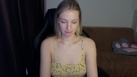 Snapshot of mmm_banana chatting on December 9, 2024, 9:49 am Lili online show from December 9, 2024, 9:49 am