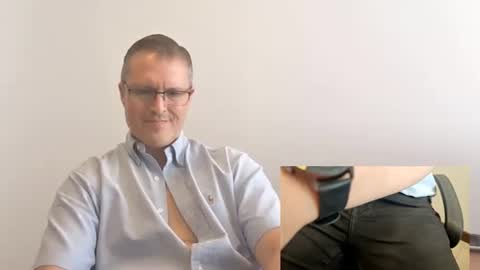 Snapshot of moe_001 chatting on December 16, 2025, 6:46 pm Moe online show from December 16, 2025, 6:46 pm