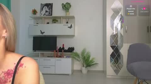 Snapshot of molliblum chatting on May 8, 2026, 2:22 pm molliblum online show from May 8, 2026, 2:22 pm