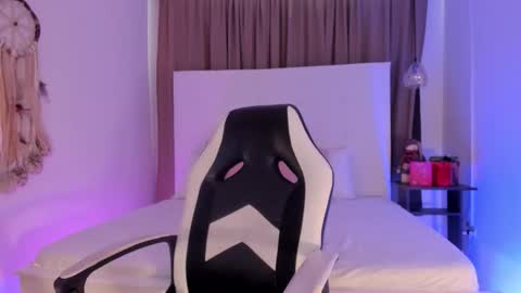 Snapshot of molly_beckers chatting on November 18, 2025, 3:27 pm online show from November 18, 2025, 3:27 pm