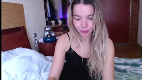 Snapshot of molly_bell chatting on April 24, 2026, 7:33 am Molly online show from April 24, 2026, 7:33 am