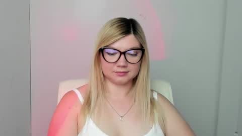 Snapshot of molly_moree chatting on September 14, 2025, 11:42 am Molly online show from September 14, 2025, 11:42 am