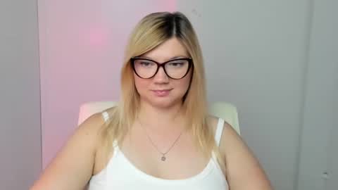 Snapshot of molly_moree chatting on September 15, 2025, 11:32 am Molly online show from September 15, 2025, 11:32 am