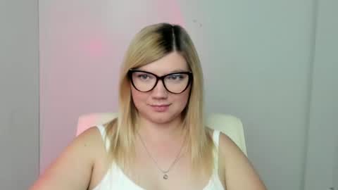 Snapshot of molly_moree chatting on September 18, 2025, 11:56 am Molly online show from September 18, 2025, 11:56 am