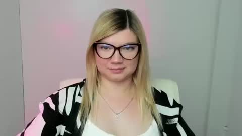 Snapshot of molly_moree chatting on September 21, 2025, 11:34 am Molly online show from September 21, 2025, 11:34 am