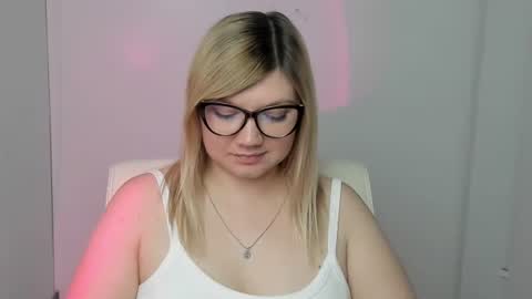 Snapshot of molly_moree chatting on September 29, 2025, 11:48 am Molly online show from September 29, 2025, 11:48 am