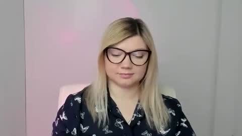 Snapshot of molly_moree chatting on October 4, 2025, 11:52 am Molly online show from October 4, 2025, 11:52 am