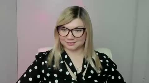 Snapshot of molly_moree chatting on October 9, 2025, 6:06 pm Molly online show from October 9, 2025, 6:06 pm