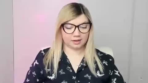 Snapshot of molly_moree chatting on October 17, 2025, 11:57 am Molly online show from October 17, 2025, 11:57 am