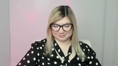 Snapshot of molly_moree chatting on October 18, 2025, 11:55 am Molly online show from October 18, 2025, 11:55 am