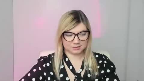 Snapshot of molly_moree chatting on October 22, 2025, 12:16 pm Molly online show from October 22, 2025, 12:16 pm