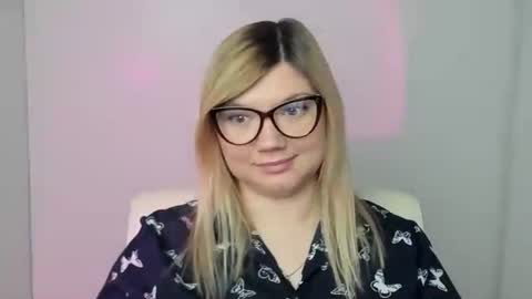 Snapshot of molly_moree chatting on October 23, 2025, 6:45 am Molly online show from October 23, 2025, 6:45 am