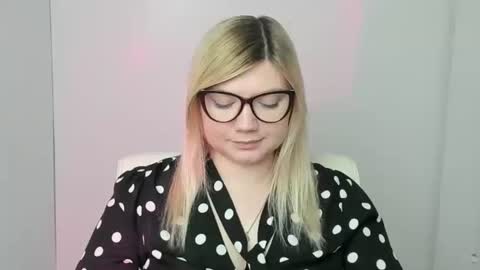 Snapshot of molly_moree chatting on October 27, 2025, 12:42 pm Molly online show from October 27, 2025, 12:42 pm