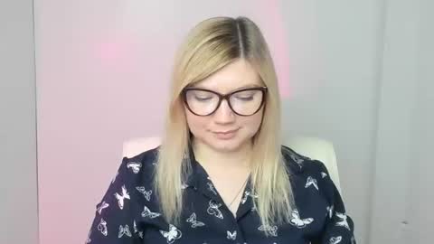 Snapshot of molly_moree chatting on November 4, 2025, 1:10 pm Molly online show from November 4, 2025, 1:10 pm