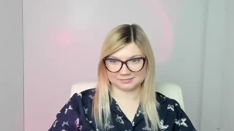 Snapshot of molly_moree chatting on November 6, 2025, 1:23 pm Molly online show from November 6, 2025, 1:23 pm