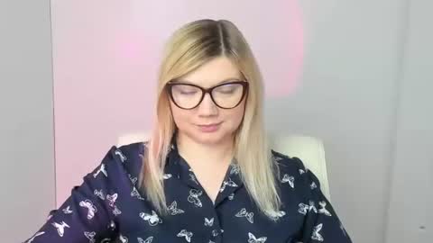 Snapshot of molly_moree chatting on November 10, 2025, 12:59 pm Molly online show from November 10, 2025, 12:59 pm