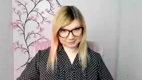 Snapshot of molly_moree chatting on December 15, 2025, 12:42 pm Molly online show from December 15, 2025, 12:42 pm