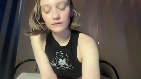 molly_poly online show from April 25, 2026, 1:52 pm