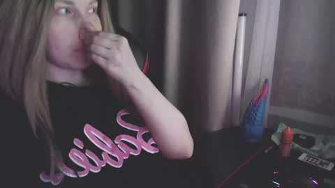 I have new photos come and see with love Molly online show from December 14, 2025, 11:09 pm