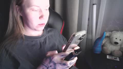 I have new photos come and see with love Molly online show from February 1, 2026, 4:44 am