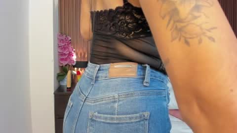mollylove_ online show from April 24, 2026, 7:05 pm