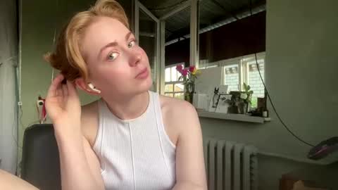Snapshot of molyangel chatting on June 4, 2026, 4:24 pm Oksana online show from June 4, 2026, 4:24 pm